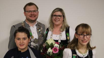 Bild: mrr
Die Schützengesellschaft Vilstal Rieden proklamiert ihre neuen Würdenträger (vorne, von links): Jugendkönig Matthias Ried und Jugendliesl Jana Mikalauskas; dahinter (von links): Schützenkönig Thomas Graf und Schützenliesl Michaela Graf.