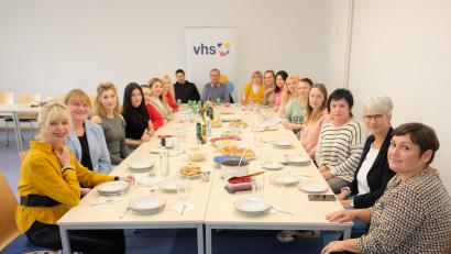 Bild: do
Mit einer gemeinsamen Feier und allerlei Köstlichkeiten aus ihrem Heimatland bedanken sich ukrainische Flüchtlinge beim Personal der VHS Eschenbach für die Hilfe in ihrem Gastland.