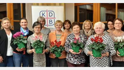 Bild: u
Der Katholische Frauenbund Hirschau ehrt langjährige und verdiente Mitglieder (vorn, von links): stellvertretende Diözesanvorsitzende Kerstin Aufschneider, Irmgard Sellmeyer, Elisabeth Ernstberger, Rosmarie Staudigl, Anna Gebhard, Emma Hubner und Marianne Meißner; hinten (von links): Maria Maier, Vorsitzende Angela Schreiner, Edith Härtl und Vorsitzende. Ulrike Mutzbauer.