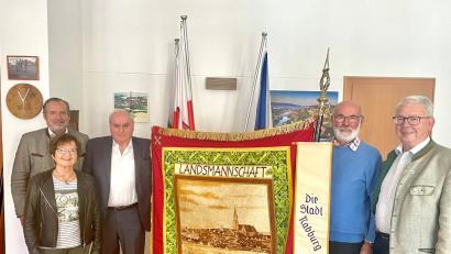 Bild: Pammer/exb
Mit der Übergabe der Vereinsfahne an die Heimatstadt wurde das Ende der Landsmannschaft München nun auch offiziell. Im Bild (von links): Bürgermeister Frank Zeitler, Erna Zitzmann Hans Brandl, Konrad Ringelstetter und der Vorsitzende des Bürgervereins, Karl Beer.
 