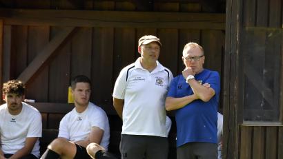 Archivbild: Hubert Ziegler
Seit 2019 sind Oliver Lassmann (stehend links) und Christian Helleder gemeinsam als Trainer tätig, zuletzt beim SV Raigering (Bild).