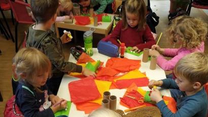 Bild: Bücherei Parkstein/exb
Beim Basteln der Drachen haben die Kinder großen Spaß.