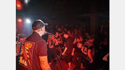 Bild: Hans Schmidbauer/exb
Pogo vor der Bühne im Amberger Trio beim Geburtstagskonzert der Punk-Band AKD aus Kastl.