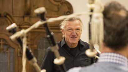 Bild: Michael Birkhan/exb
Chorleiter Reinhold Seiz gab sein Amt nach 39 Jahren an seine Schwester Marion Elling sowie das Chormitglied Maren Gleixner ab.