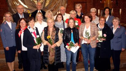 Bild: R. Kreuzer
Bei einer Andacht in der Maria-Waldrast-Kirche werden die Begleiterinnen für die Hospizarbeit entsendet.
