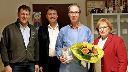 Bild: R. Kreuzer
Die Dorfgemeinschaft Neunkirchen mit (von links) Gerd Miederer, Stefan Bauer und Renate Jahreis (rechts) dankt Dr. Erich Vettori.