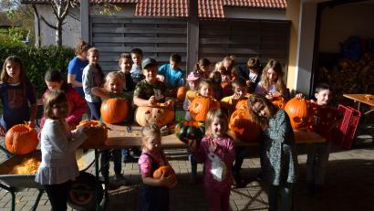 Bild: gi
Kinder fertigten Herbst- oder Halloween-Kürbisse mit großer Begeisterung unter Leitung des Bücherei- und Vorlese-Teams der Bücherei sowie der Eltern und Christian Landgraf.