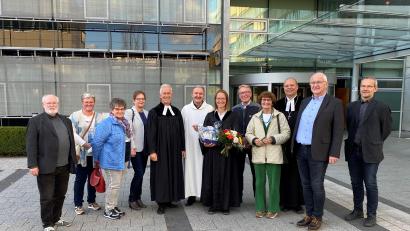 Bild: Michael Reindl/exb
Bei einem feierlichen Gottesdienst wird Doris Kick (Sechste von rechts) in ihr neues Amt als evangelische Seelsorgerin am Klinikum Weiden eingeführt.