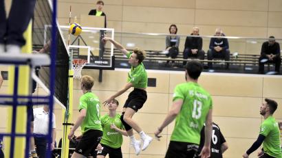 Bild: Hubert Ziegler
Oskar Trautner vom VC Amberg kann in dieser Szene mit einem wuchtigen Schmetterschlag den Ball in die gegnerische Hälfe befördern, beobachtet von seinen Mannschaftskollegen Tim Schneider, Anton Liebscher, Fabian Buck, Spielertrainer Florian Birner (verdeckt) und Bastian Haberl (von links).