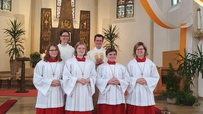 Bild: hok
Johanna Janner, Franziska Bösl (Gemeindereferentin), Milena Jentsch, Pfarrer Thomas Kohlhepp, Martin Birner, Leonie Tafelmeier (von links) beim Gottesdienst zur Verabschiedung und Neuaufnahme der Minis