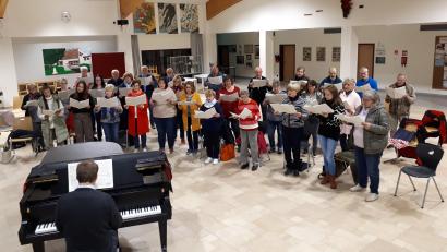 Bild: pz
Der Chor der Basilika Waldsassen in der Aula der Mittelschule bei einer der letzten Proben vorm Herbstkonzert am Sonntag in der Basilika.