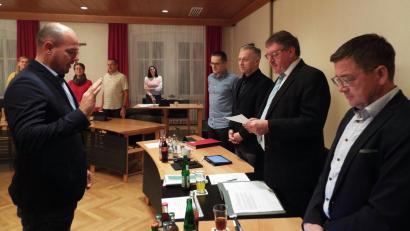 Bild: e
Der neue Vilsecker Stadtrat Benjamin Hörl (links) wird vereidigt. Mit dabei (von rechts) Dritter Bürgermeister Markus Graf, Erster Bürgermeister Hans-Martin Schertl, Zweiter Bürgermeister Thorsten Grädler und Geschäftsleiter Harald Kergl.