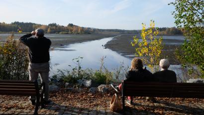 Bild: do
Einfach mal ein bisschen in der Sonne entspannen, während die Natur dem Sommer schon auf Wiedersehen sagt: So schön ist der Herbst am Obersee.