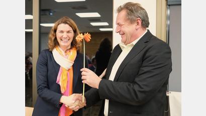 Bild:: rhi Hirsch
Die Regensburger Landrätin Tanja Schweiger bleibt Bezirksvorsitzende der Freien Wähler in der Oberpfalz. Ihr Stellvertreter Dieter Jäger aus Schwandorf gratuliert zur Wiederwahl.