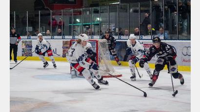Bild: Christian Kaminsky
Die Blue Devils (von links in den weißen Trikots Dennis Thielsch, Neal Samanski und Edgars Homjakovs) gewannen am Dienstag bei den Passau Black Hawks mit 4:1.