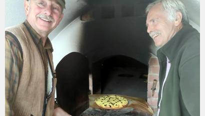 Bild: bgm/exb
Josef Wagner (von links) von der CSU und Konrad Schell von der SPD sind die Chef-Hobbybäcker der „großen Koalition“, die erstmals einen gemeinsamen Kirwa-Auftakt der beiden Parteien am Dorfbackofen organisierte.