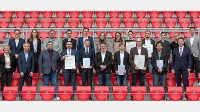 Bild: IHK Regensburg/exb
Das Jahnstadion in Regensburg hatte die IHK Regensburg für die Ehrung der besten Absolventen der beruflichen Aus- und Weiterbildung gewählt. Im Bild die Azubis aus dem Landkreis Schwandorf.