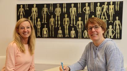 Bild: olr
Benita Männer (links) mit Sozialpädagogin Kerstin Klinger vom BLWG Oberpfalz, dem Fachverband für Menschen mit Hör- und Sprachbehinderung. Männer zog vor einigen Monaten nach Schwandorf, um näher an ihrem Arbeitsplatz zu sein - und wegen der besseren Infrastruktur, die ihr gerade als gehörloser Frau den Alltag erleichtert.