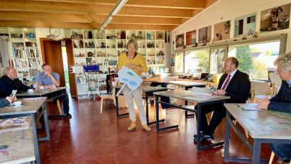 Bild: Eichl
Irene Fritz zeigt im Rahmen der Vorstellung des neuen Programms einen Stuhl aus dem fortdauernden Projekt „Platz nehmen“.