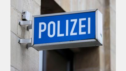 Bild: Jan Woitas/dpa-Zentralbild/dpa/Symbolbild
Ein LED-Leuchtkasten hängt an einem Polizeirevier. Eine Sulzbach-Rosenbergerin erstattete Anzeige. Über elf Tage hatte ein falscher Rechtsanwalt von ihr Geld gefordert.