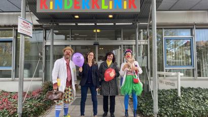 Bild: Michael Reindl/exb
Klinik-Clown „Dr. Beppo“, Susanne Meichner, Daniela Thoma und „Dr. Trudi Eierfleck“ (von links) bei der Spendenübergabe.