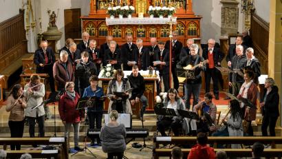 Bild: fdl
Die Gruppe Grenzenlos und der Männerchor Ehenfeld beim gemeinsam gesungenen Abschlusslied ihres Konzerts in der Hirschauer Pfarrkirche.