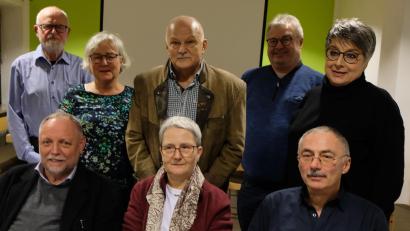 Bild: le
Der Vorstand der Gesellschaft für christlich-jüdische Zusammenarbeit erhält Verstärkung (sitzend von links): Pfarrer Alfons Forster, Pfarrerin Edith Lang, Werner Friedmann, (stehend von links) Otmar Singer, Constanze Schöner, Franz J. Häring, Andreas Hartung und Astrid Wieland.