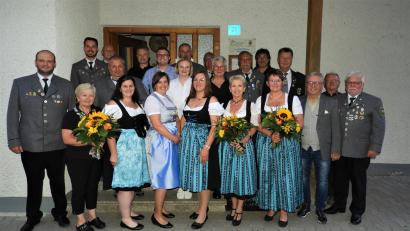 Bild: Andrea Greil/exb
Der neue und alte Vorstand der Fortuna-Schützen. Mit im Bild Gauschützenmeister Manfred Zölch (Vierter von rechts) und Bürgermeister Toni Dutz (Dritter von rechts).