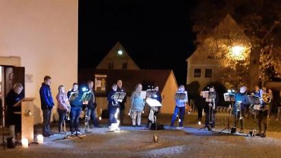 Bild: bk
Vor der Katharinenkirche in Thansüß beeindrucken der Posaunenchor und Janine Lobenhofer (links am Pult).