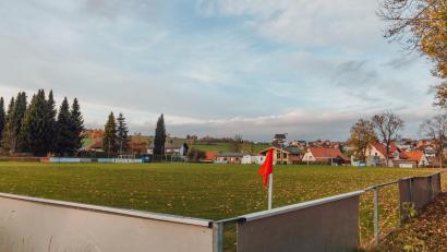 Bild: sfo
Am Fuchsmühler Fußballplatz, der entlang des Jahnwegs liegt, soll das zwölf Parzellen umfassende neue Baugebiet "Am Kugler" entstehen.