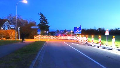 Bild: fjo
Aus beiden Richtungen ist die Staatsstraße zwischen Waidhaus und Pfrentsch noch immer auf Höhe des Autobahnzubringers gesperrt.