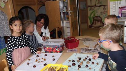 Bild: ads
Nach dem offiziellen Teil des Jubelfestes widmete dich die Leiterin der Kindertagesstätte „Gailoher Kieselsteinchen“, Ria Wiesner, und ihr Team ganz den Kindern, wie hier beim kreativen Basteln mit herbstlichen Naturmaterialien.