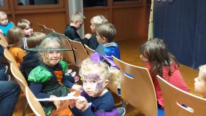 Bild: bk
Rund 60 Kinder warten mit Spannung auf den Beginn der Aufführung von Hermann Papacek. Die Buben und Mädchen sind verkleidet, passend zu Halloween.