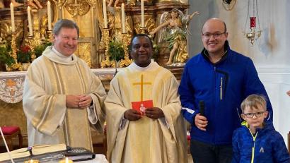Bild: soj
Bei der Verabschiedung (von links) Diakon Rudolf Hoffmann, Pfarrer Dr. Linus Chukwudi Nwankwo und Kirchenpfleger Stefan Kausler mit Sohn Fabian.