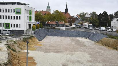 Bild: Petra Hartl
Dort, wo jetzt eine Baugrube ist, waren einst der Getränkemarkt Toom und eine Disco. Das Gebäude ist aber schon vor mehreren Monaten abgerissen worden. Nun soll hier ein Dienstleistungszentrum entstehen.