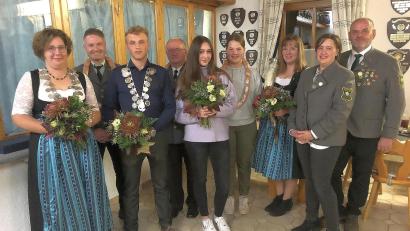 Bild: wro
Die amtierenden Schützenkönige und deren Vorgänger: von links Kathrin Schuller, Matthias Bauer, Fabian Stock, Karl Greger, Lenya Trottmann, Anika Schön und Andrea Bächer, die für Schützenliesl Julia Gmeiner die Ehrung entgegennahm. Es gratulierten (von rechts) Sportleiter Hubert Greil und die Stellvertreterin des Schützenmeisters, Kathrin Meyer.