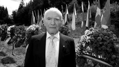 Archivbild: Armin Weigel/dpa
Der ehemalige KZ-Häftling Jack Terry steht 2012 in der KZ-Gedenkstätte in Flossenbürg. Jetzt ist er im Alter von 92 Jahren gestorben.