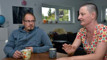 Bild: Stephan Huber
Jürgen Herrmann hat für seine krebskranke Frau Sabine (39)eine Spendenkampagne initiiert, mit der die Behandlung finanziert werden soll, die von der Krankenkasse nicht übernommen wird. In nicht einmal vier Wochen wurde das Ziel von 110.000 Euro fast erreicht.
