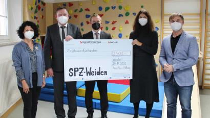 Bild: Kliniken Nordoberpfalz, Michael Reindl/exb
Tobias Wolf (Zweiter von links) und Christian Wolf (Mitte) übergeben die Spende an Dr. Daniela Runkel (Zweite von rechts) und Karin Schneider (links) vom SPZ sowie Markus Gallistl von der Krankenhausleitung.