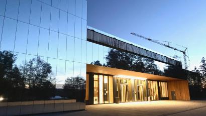 Bild: Gabi Schönberger
Gegen 17:30 Uhr in den Ferien ist das Gymnasium in Neustadt/WN immer noch hell erleuchtet.