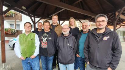 Bild: Peter Schrott/exb
Die neue Führung (von links): hinten Stefan Flierl, Luis Ziegler und Simone Schmid, vorne Christian Ziegler, Konrad Fuchs, Thomas Graf, Bernhard Tschöpl und Peter Schrott.