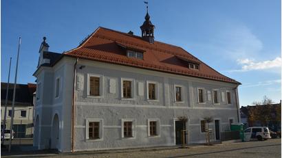 Bild: jr
Das aufwendig sanierte und barrierefrei umgebaute Historische Rathaus – hier eine Aufnahme vom Mittwochnachmittag – erhält an diesem Samstag, 5. November, den kirchlichen Segen.