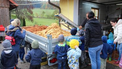 Bild: Caroline Göbel/exb
Den Kindern wurde auch gezeigt, was nach dem Saftpressen übrig bleibt und verfüttert wird.