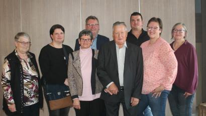 Bild: frd
Bei guter Gesundheit feierte Friedrich Martzak-Görke (Bildmitte mit Gattin Anna) zusammen mit seinen drei Kindern, vielen Familienangehörigen und Freunden den 80. Geburtstag. Unter den Gratulanten waren auch vom Krankenpflegeverein Niedermurach Renate Pflug (links), Bürgermeister Martin Prey (hinten links) und die Seniorenbeauftragte Marianne Rath (rechts).