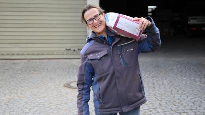 Bild: Sebastian Böhm
Zu alt, um Zementsäcke zu schleppen? Auf keinen Fall! Lisa Gall startet mit 61 Jahren eine Maurerlehre.