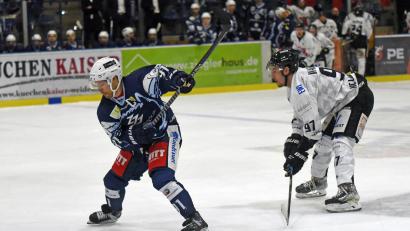 Archivbild: Gebert
Blue-Devils-Kapitän Dennis Thielsch (links) zieht im Spiel gegen Landsberg (10:2) ab. Am Wochenende treffen die Weidener auf den SC Riessersee und den EHC Klostersee.