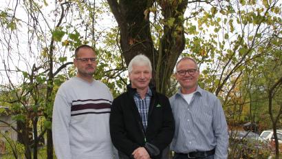 Bild: ads
Der Schnaittenbacher Imkervereins in Person des Vorsitzenden Günter Demleitner (rechts) und seines Stellvertreters Roland Singer (links) ehren Ludwig Ott für 15 Jahre Mitgliedschaft.