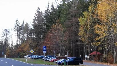Bild: gz
Nach Aufhebung der Straßensperre in Richtung Schönsee nutzten viele Familien am Wildpark die Gelegenheit zu einem Besuch.