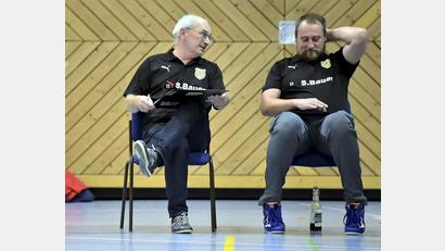 Archivbild: Hubert Ziegler
Die Hahnbacher Trainer Sigi Meier (links) und Jörg Lindauer können erstmals in dieser Saison alle Spielerinnen einsetzen.