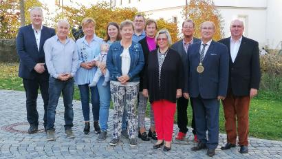Bild:  Koller/exb 
Von links: Landrat Richard Reisinger, Alfons Wanninger, Gisela Krieger, Cornelia und Gabi Büttner mit Baby Julian, Schatzmeister Roland Büttner, Anneliese Kreuzer, Christina Koenen, Altlandrat Armin Nentwig, Kanzler Gerhard Büttner und Vizekanzler Michael Koller.